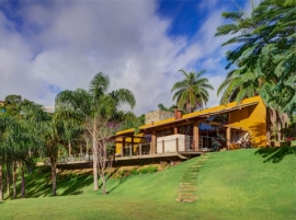 Exotic Tropical Island Home – Paradise Beneath the Palm Trees
