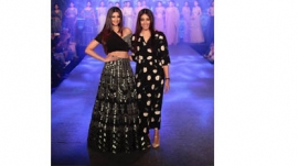 Daisy Shah Dazzled The Ramp For Reeti Arneja At The Wedding Junction Show