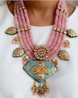 6 ways to make use of your heirloom jewellery in non-traditional looks