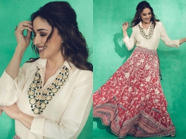 Madhuri Dixit just wore a lehenga skirt with white shirt, and the trend is back!