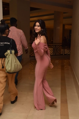 Janhvi Kapoor flaunts her envious curves in an off-shouldered jumpsuit