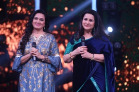 In a rare appearance on Sa Re Ga Ma Pa, Poonam Dhillon reveals how she gave her jewelry to Padmini Kolhapure who was preparing to run away and get married!