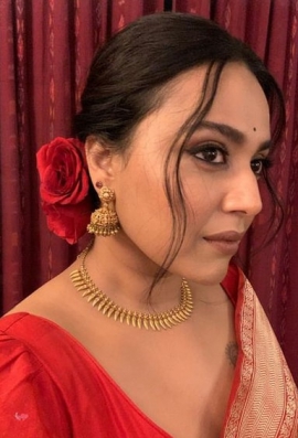 Swara Bhasker is the epitome of grace in her mom`s saree. Pics inside