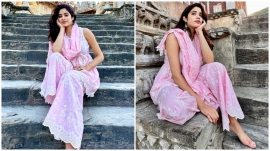 Janhvi Kapoor in a Mulmul kurta set gets her pretty desi glam pink and right; Yay or Nay?