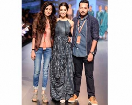 Kriti Kharbanda Dazzled on the Runway in `Tahweave` By Sweta and Priyangsu at LFW W|F 18