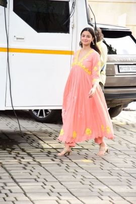 ALIA BHATT SPOTTED IN PEACH & YELLOW MADHU MALTI KURTA SET FROM LABEL EARTHEN