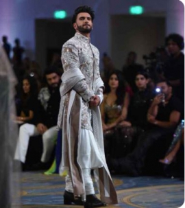 Alia Bhatt embraces timeless elegance as Manish Malhotra`s showstopper; A tale of vintage glamour