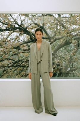 The Return of Tailored Femininity: Sharp, Soft, and Powerful Fashion